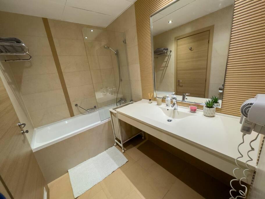 Luxury 2 Bedroom Apartment ブカレスト エクステリア 写真