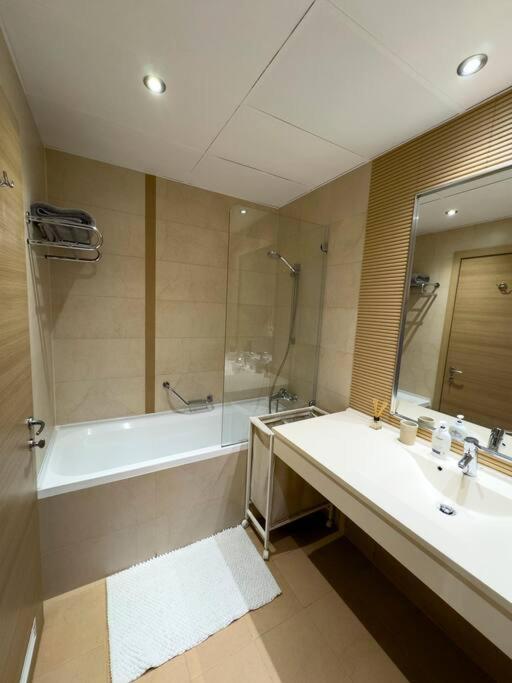 Luxury 2 Bedroom Apartment ブカレスト エクステリア 写真