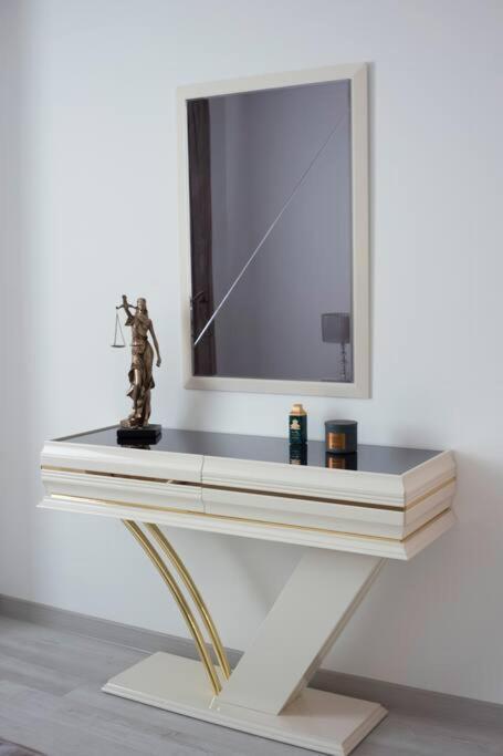 Luxury 2 Bedroom Apartment ブカレスト エクステリア 写真